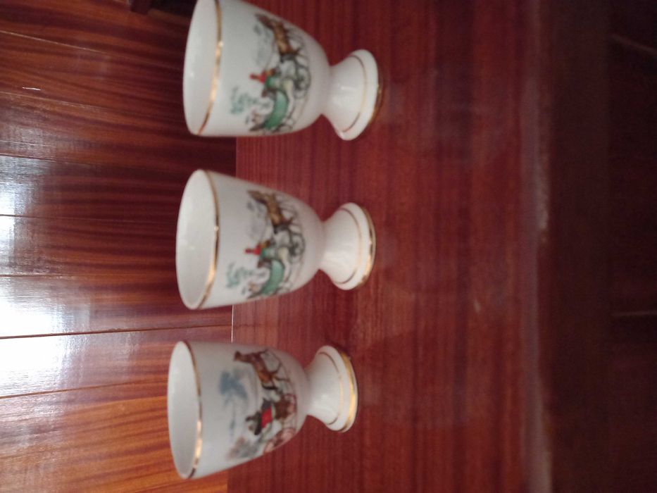 Pequenos cálices  em loiça