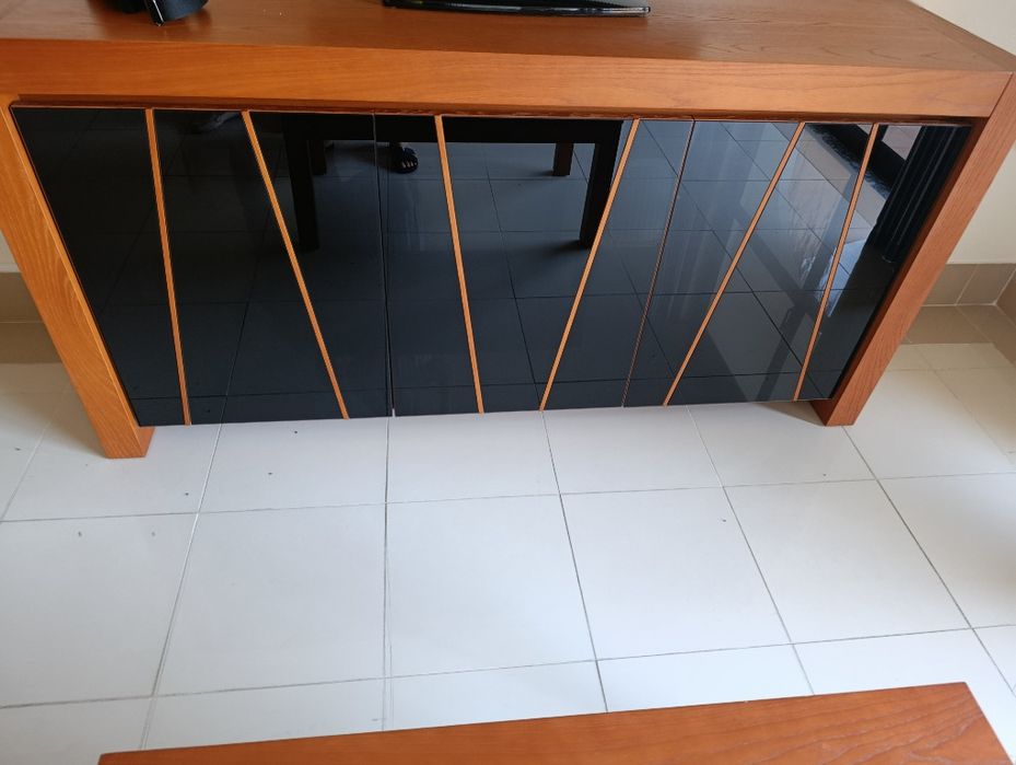 Sofá cama com dois colchões e um aparador