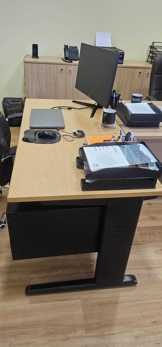 Vendo 2 Secretárias em faia. Uma formato L 140x80 cm + 140x60 cm + Bloco de gavetas a outra 140 x 70 cm - 50 € as duas