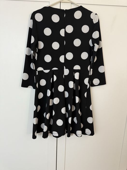 Czarba sukienka w białe grochy