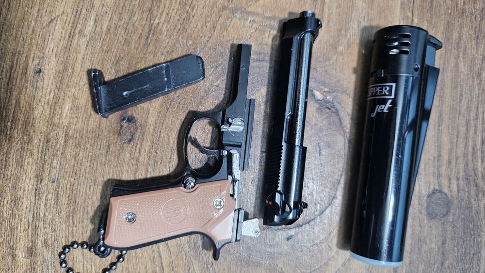 Escala 1:3  GLOCK 17/ Beretta M92  metal replica á real, não dispara
