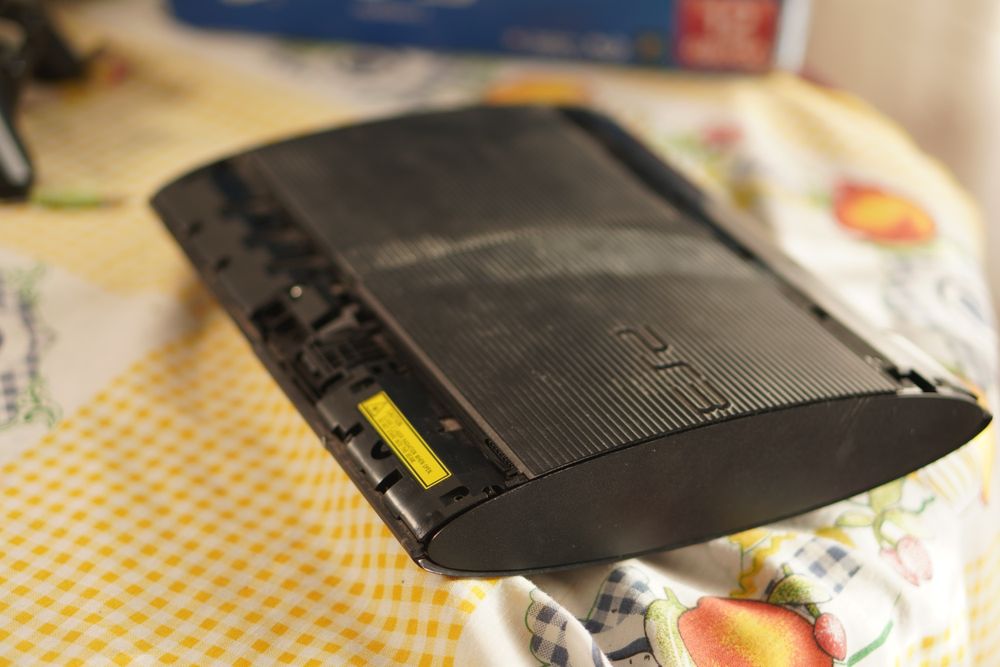 PlayStation 3 super Slim (com placa queimada) + 4 comandos + caixa