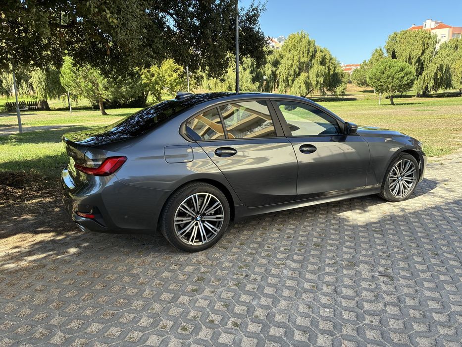 BMW 330e estofos em pele com garantia