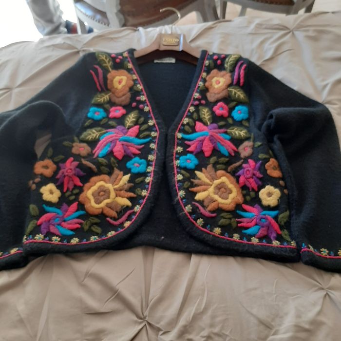 Venda de bolero todo em lazinha e bordado a mão