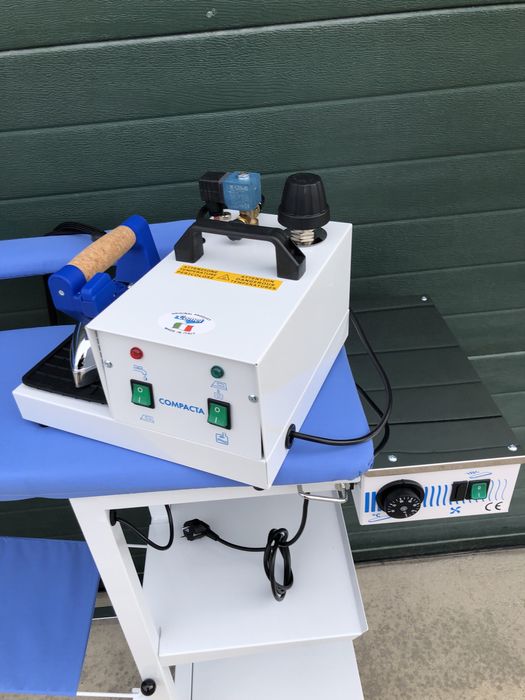 Tábua de engomar e caldeira profissionais