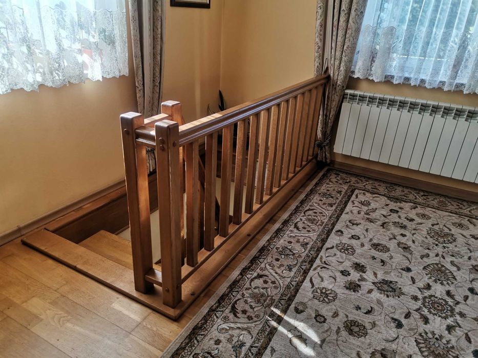 schody wewnętrzne drewniane na stalowej konstrukcji