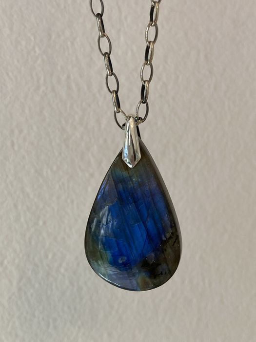 Wisiorek z labradorytem na wyprofilowanej zawieszce srebrnej