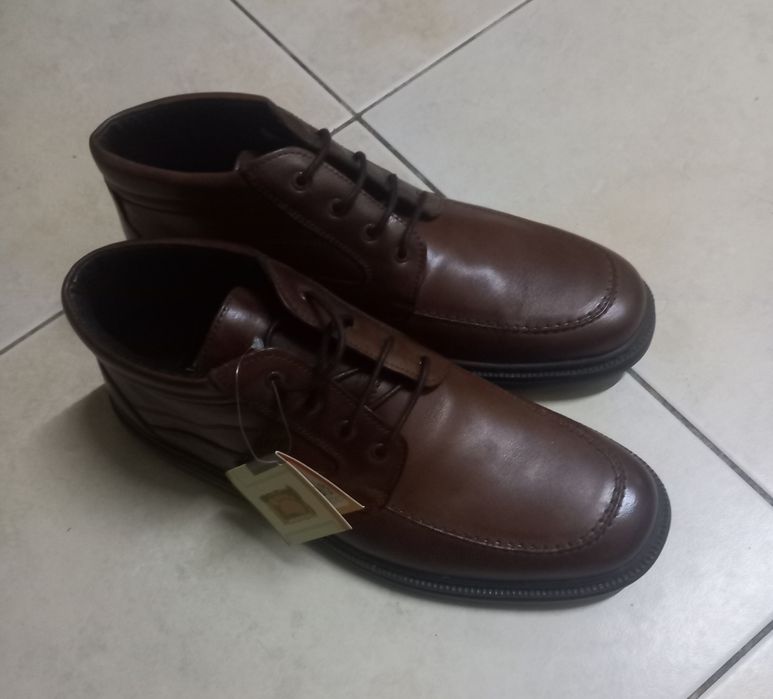 Vendo botins  em pele novos nunca usados