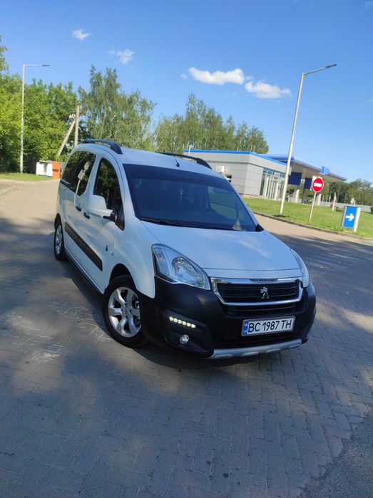 Автомобіль Пежо Партнер.