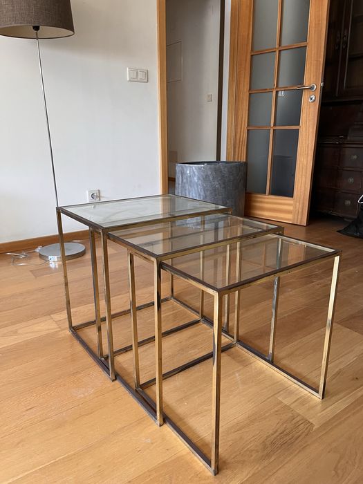 Conjunto de mesas de apoio em vidro e metal