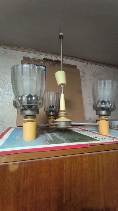 Люстра з плафонами.