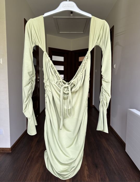 Zielona krótka sukienka z długim rękawem z marszczeniami obcisła party