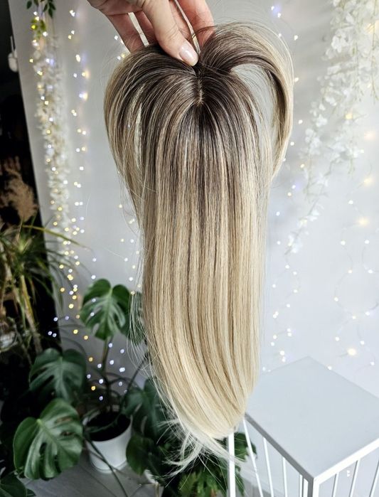 Iga Mini topper jasny blond z odrostem i grzywką naturalny efekt