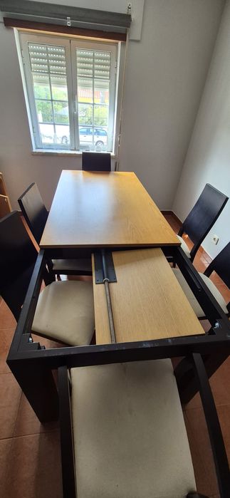 Mesa extensível fabricada em Paços de Ferreira,  de madeira maciça