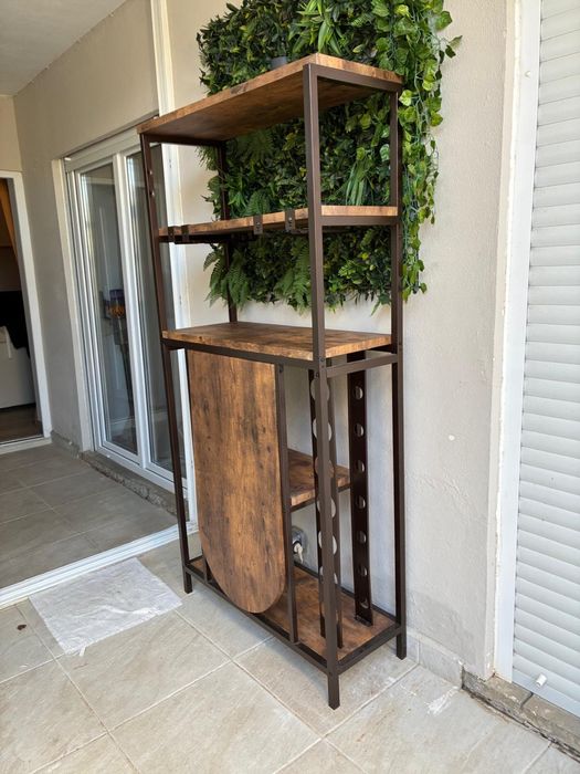 Mesa com bar e adega