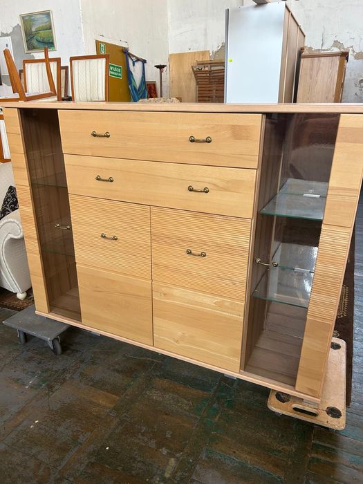 Wysoka solidna komoda