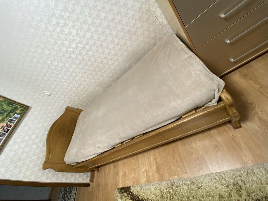 Продам односпальне ліжко з матрасом