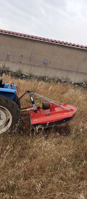 Limpeza de terrenos com trator e roçadora