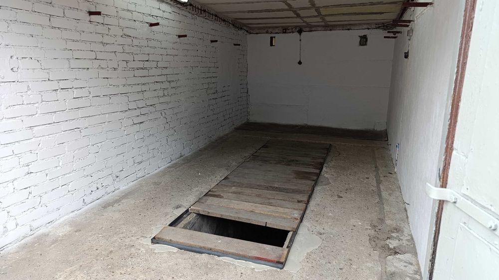 Murowany garaż z kanałem Nocznickiego, Bielany, Młociny