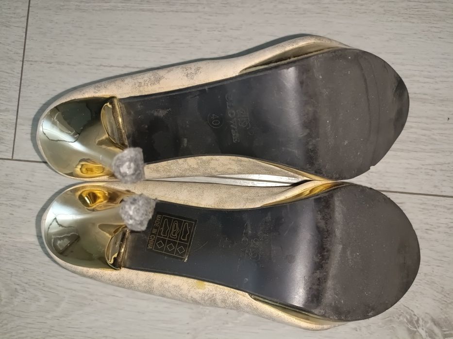 Szpilki damskie złote beżowe