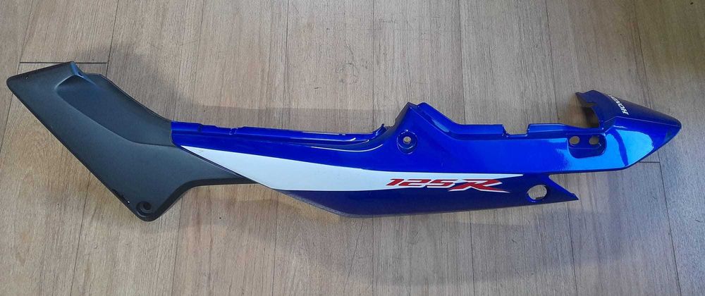CARENAGEM TAMPA TRASEIRA ESUQERDA OEM HONDA CBR 125 R 2 0 0 4-2 0 0 6