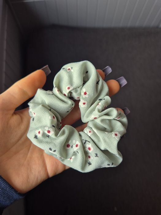 Gumka scrunchie zielona w kwiatki