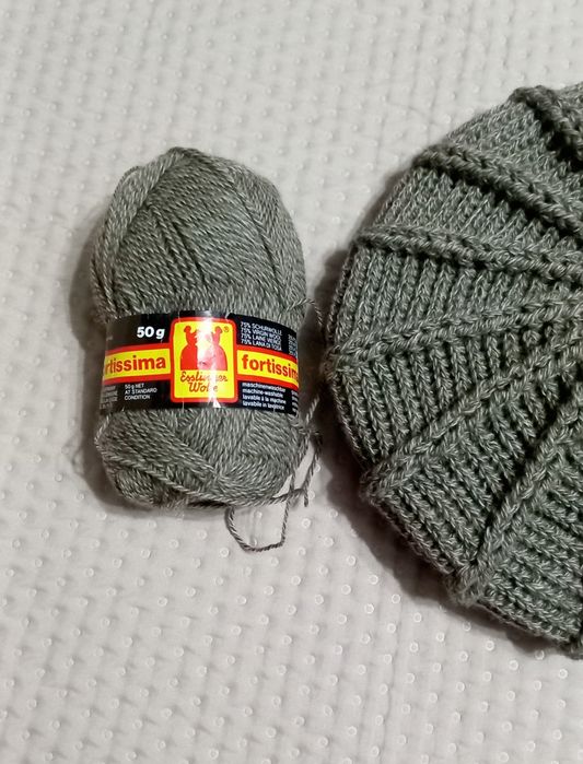 Beret damski z włóczki Handmade 1