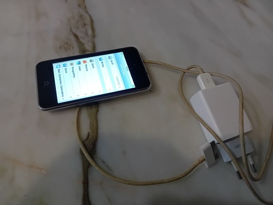 iPod Touch 8 GB in Good Condition64738763998083124