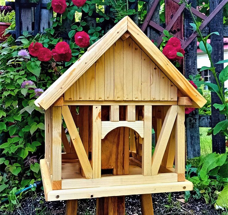 Drewniany domek szachulcowy karmnik z zasobnikiem na ziarno