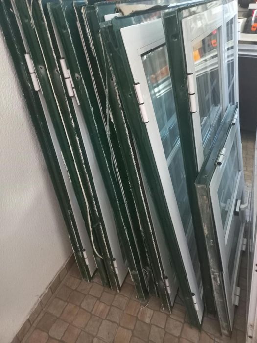 Lote de  janelas e portas  em excelente estado