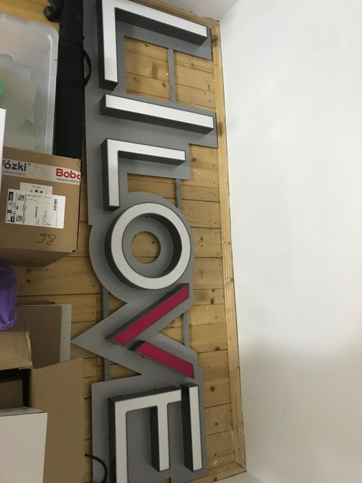 Podświetlana napis na ścianę