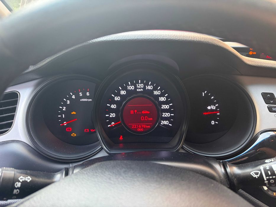 Kia cee’d SW 1.6 CRDi 2014 | 221 tys. km | 2 komplety opon