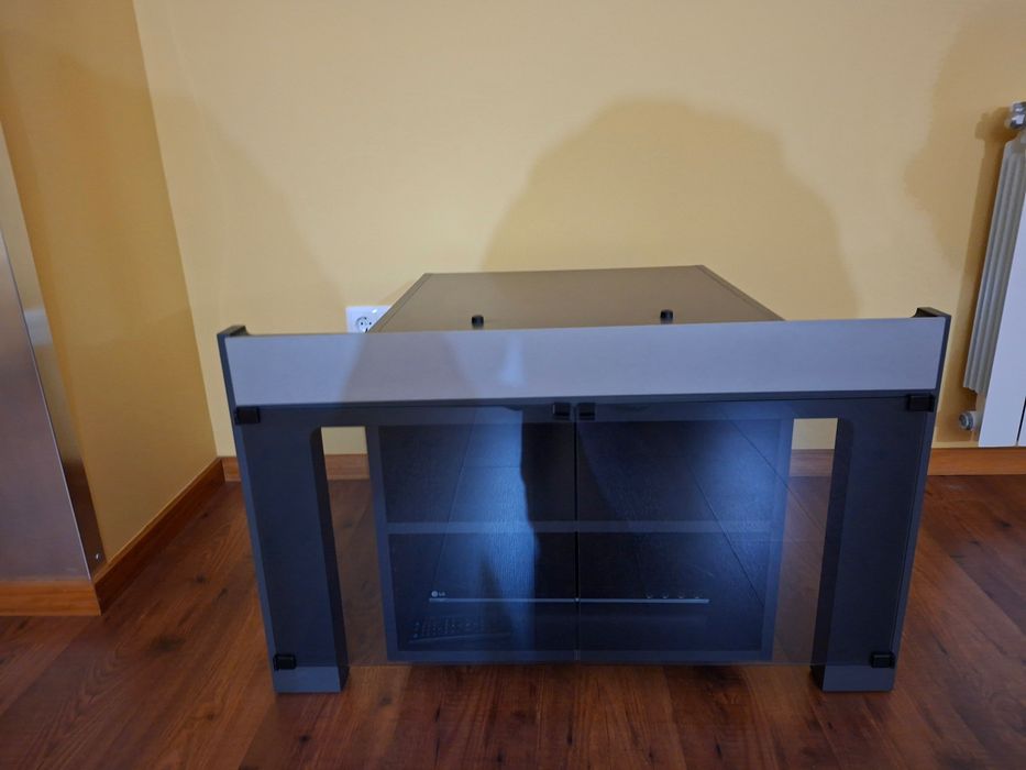 Móvel para TV com portas de vidro