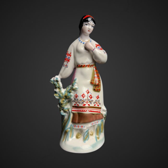 Figurka porcelanowa kobieta w stroju ludowym ZSRR B5/101213