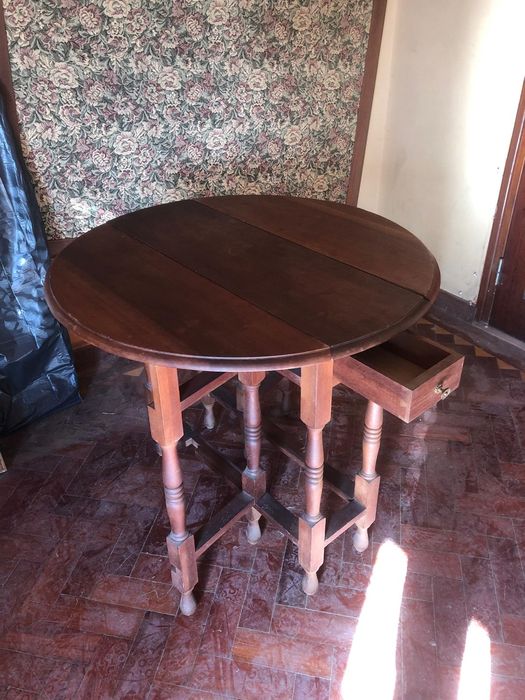 Mesa holandesa com 2 gavetas