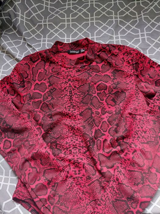 body bluzka top czerwony wzorzysty we wzorki boho boohoo
