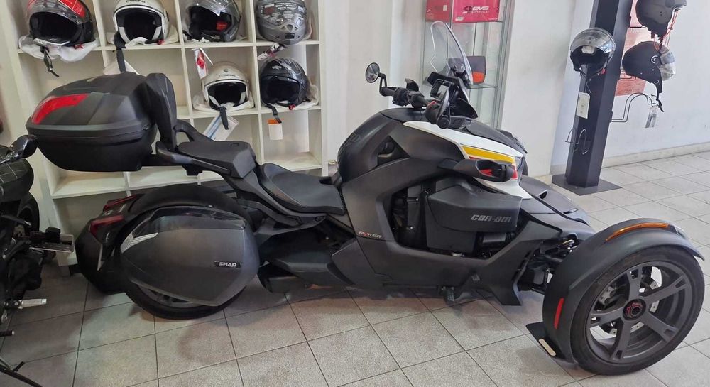Vendo Can-am Ryker 900 de 2021 com 29000km extras: banco passageiro, viseira, proteçães de mãos, mala lateral e top case.