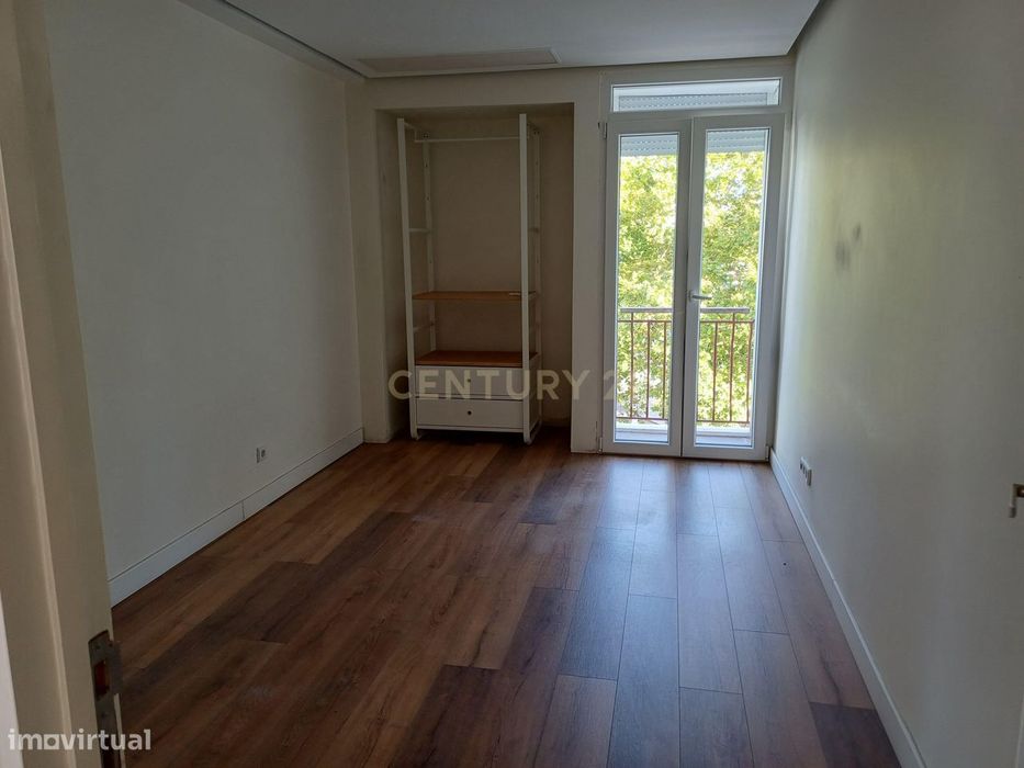 Apartamento T4 remodelado e com varandas frente ao Spacio Shopping dos