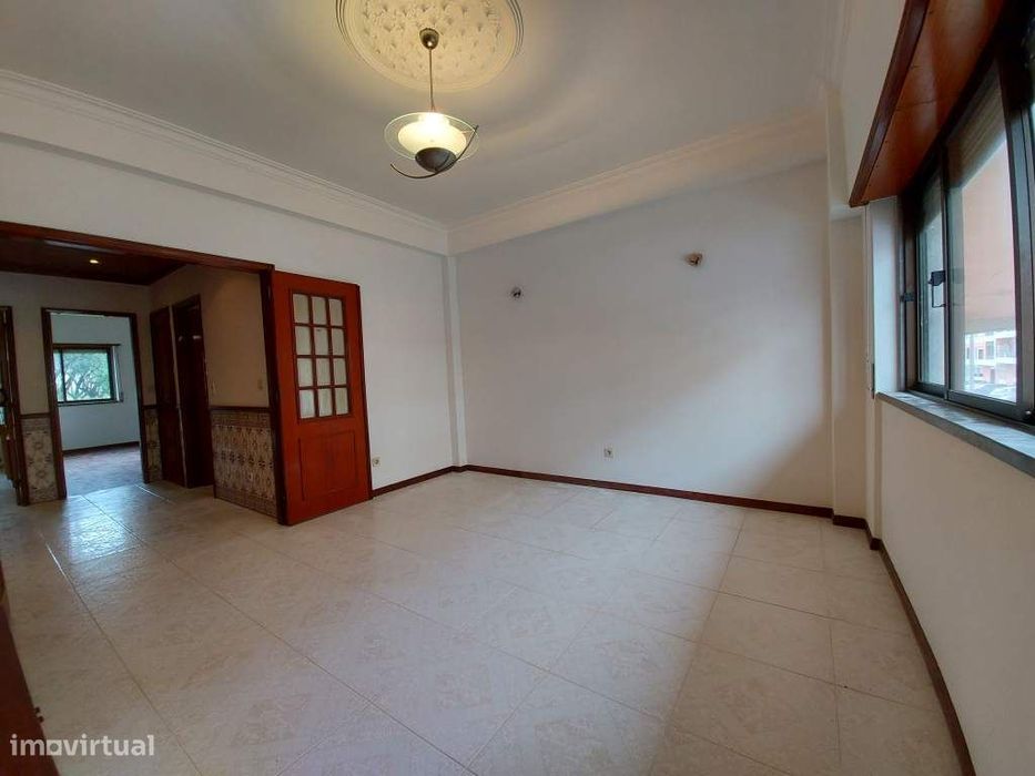 T1 em Tercena, perto da Universidade Atlântica. Ref_0529A