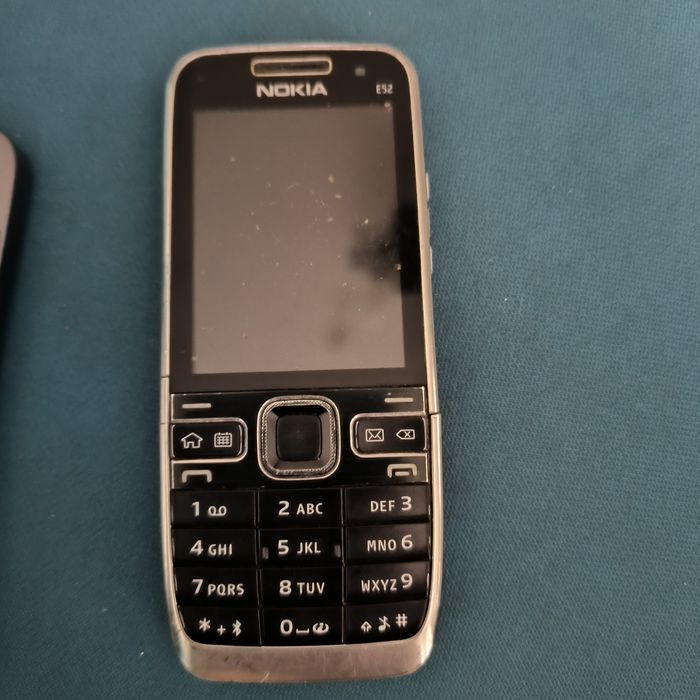 Nokia E52 dwie sztuki uszkodzone na części zestaw telefon