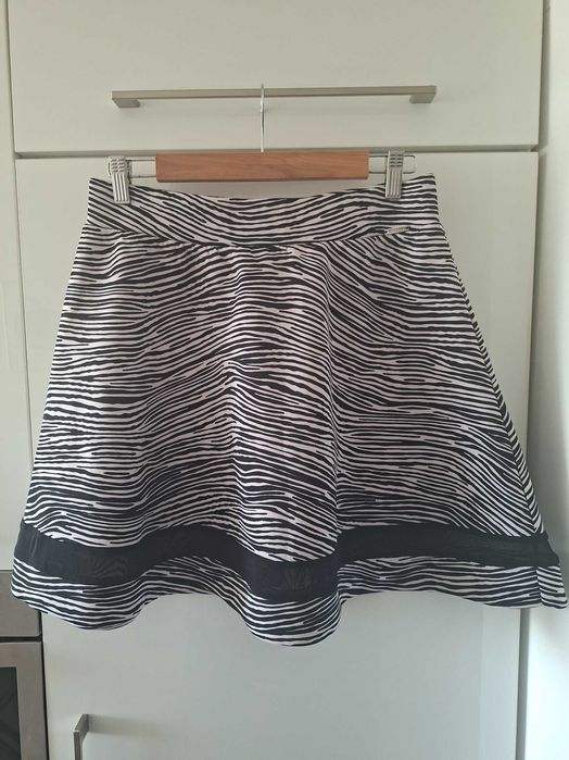 Spódnica Guess L EU 42 zebra rozkloszowana mini z siateczką