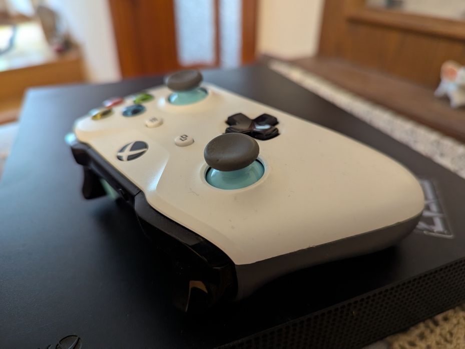 Xbox one x z padem