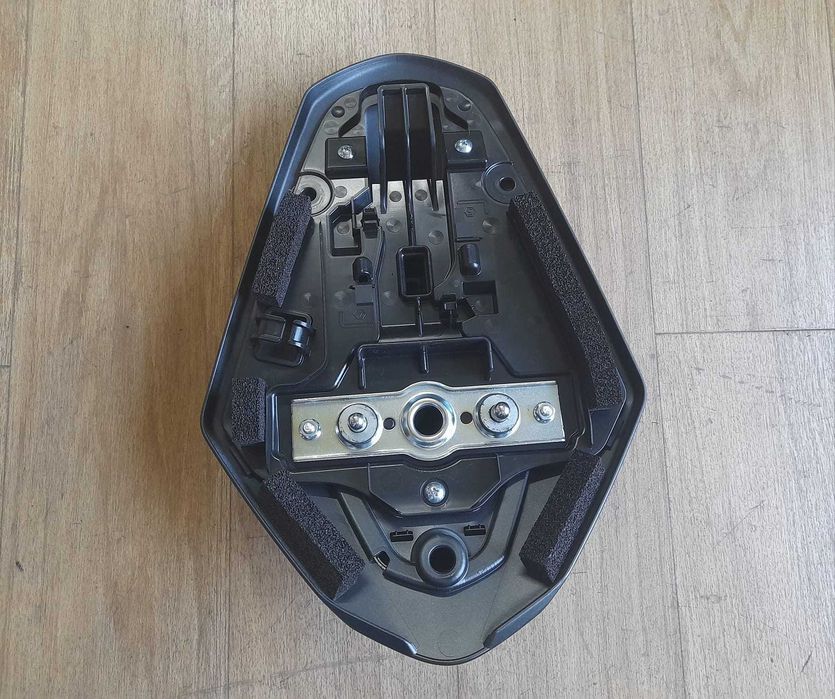 Tampa Banco Pendura – Suzuki GSX-8 R