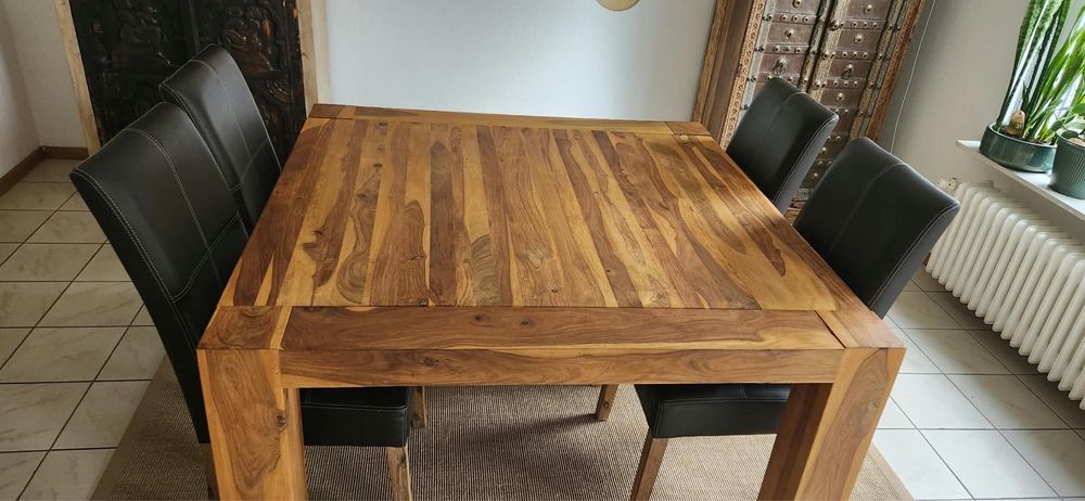 Mesa e cadeiras em madeira