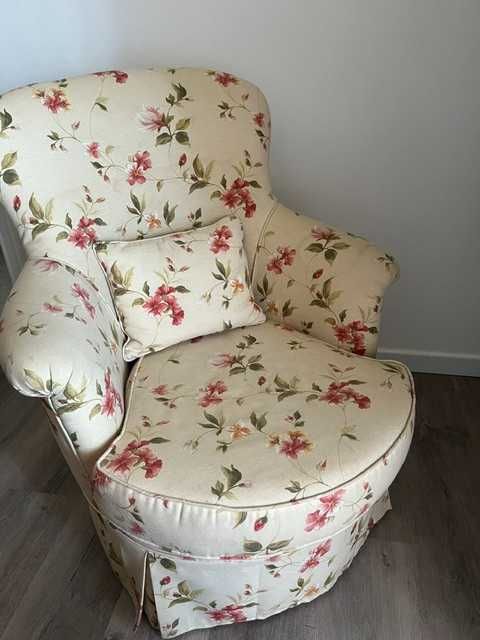 Poltrona floral vintage/ clássica em bom estado