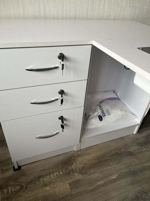 Продам манікюрний стіл з 1.04