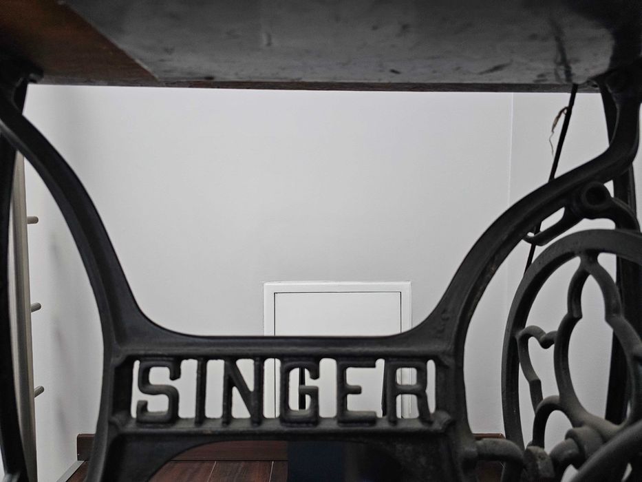 Singer maszyna do szycia ze stolikiem. Antyk.