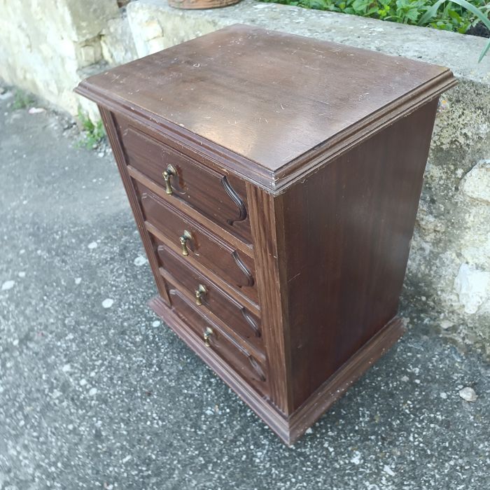 Mesa de cabeceira em madeira escura