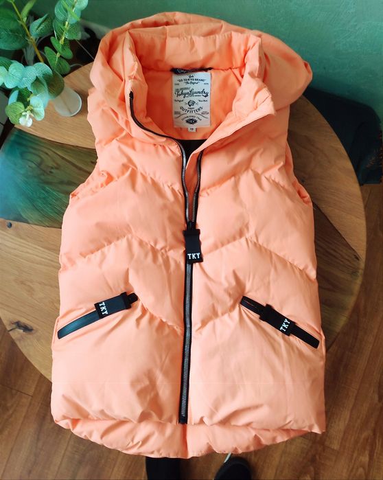 Яскрава жилетка від Tokyo Laundry на дівчинку