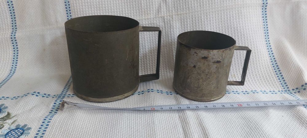Duas medidas de líquidos em folha de flandres, 1/2 litro e 1/4 litro